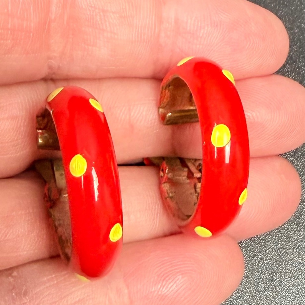 Vintage Red Yellow Polka Dot Enamel‎ Flower Brooch Hoop Clip Earrings 1960s - Picture 4 of 12